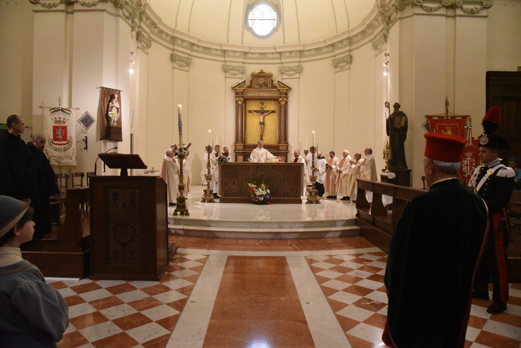 Basilica-di-San-Benedetto-Interno-Altare-4-scaled