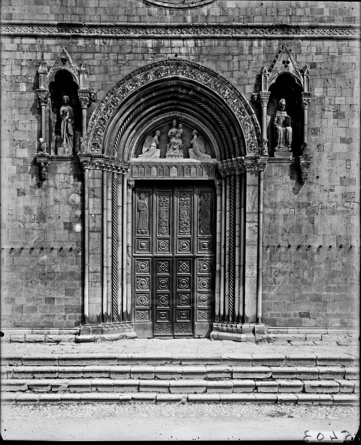 Ingresso Basilica di San Benedetto a Norcia - Contributo dell'ICCD alla call "INSIEME#SANBENEDETTO - raccogliamo la memoria"