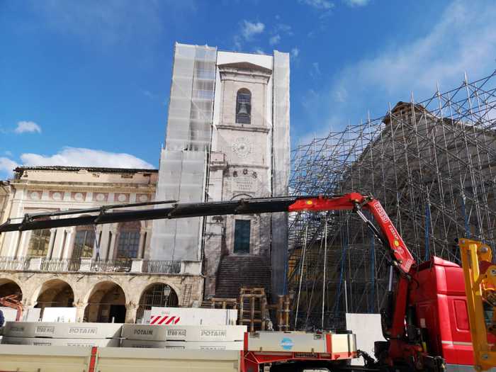 Completato lo smontaggio della cella campanaria della torre civica di Norcia. Podestà: “un lavoro senza intoppi”