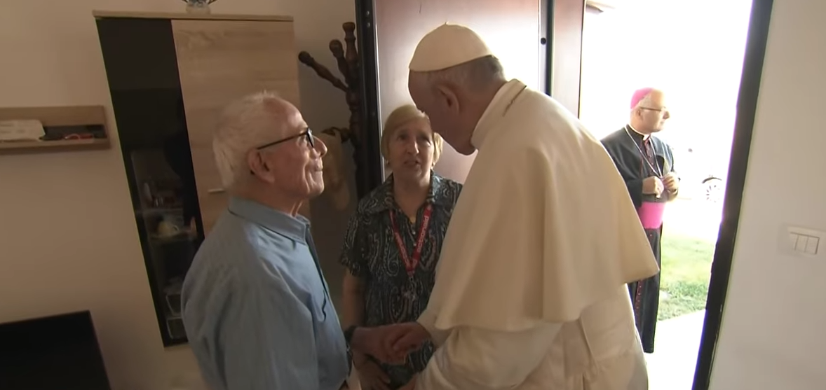 Il Papa in visita a Camerino: prima tappa le Casette SAE di Cortine, per abbracciare le persone che vi abitano