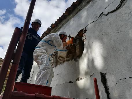 Recuperato “il leone” di Arquata: la scultura era ancora in una parete pericolante della Chiesa di San Pietro e Paolo