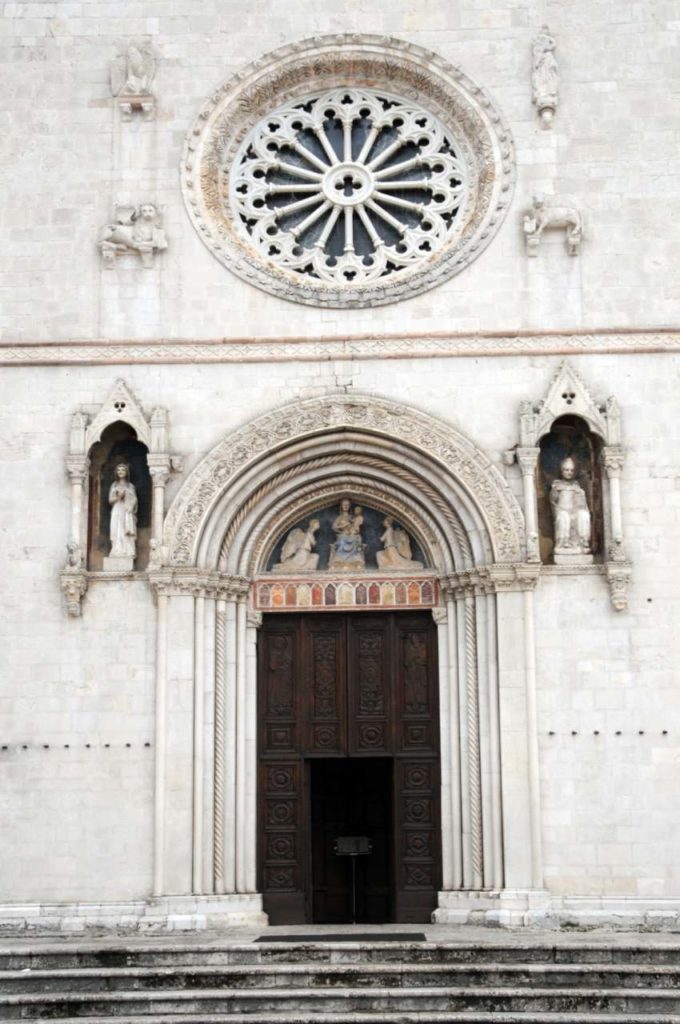 BASILICA DI SAN BENEDETTO NORCIA - particolare facciata, rosone e statue