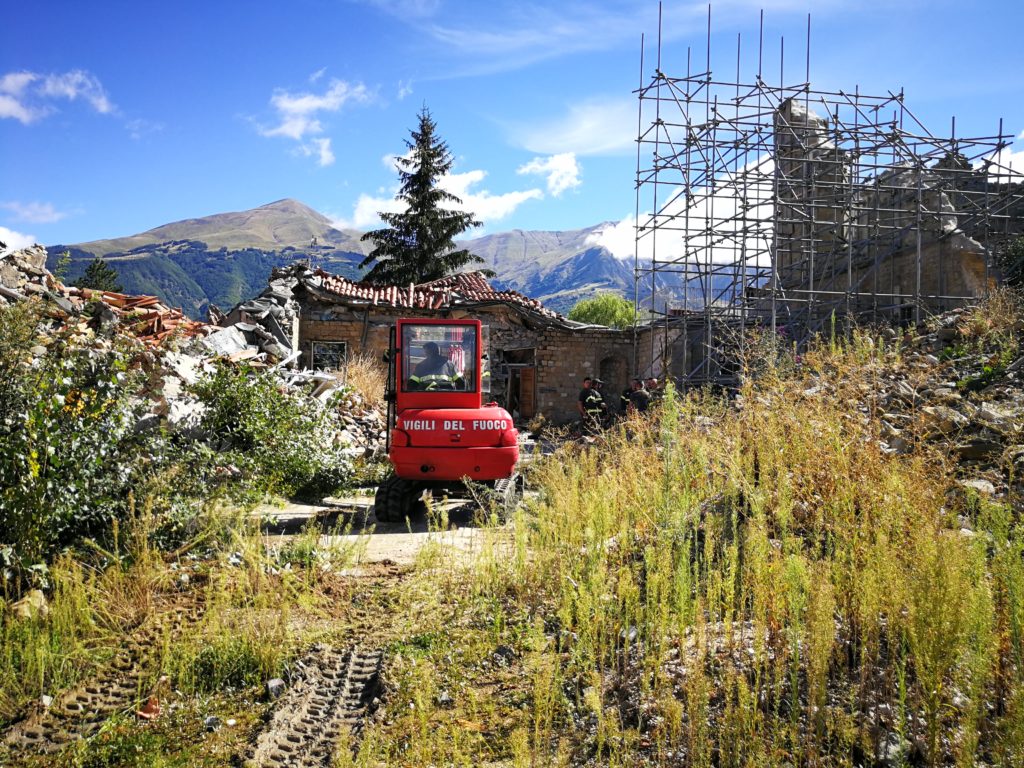 Canonica di Sant'Agostino ad Amatrice - Mezzi di lavoro Vigili del fuoco