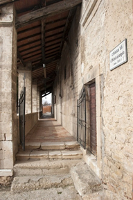 Chiesa S. Michele Arcangelo, Norcia, Cortigno - Portico