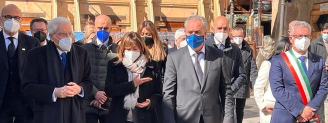 Mattarella a Norcia: “bisogna tornare alla normalità”; dopo l’accensione della Fiaccola Benedettina, un pensiero per gli ucraini