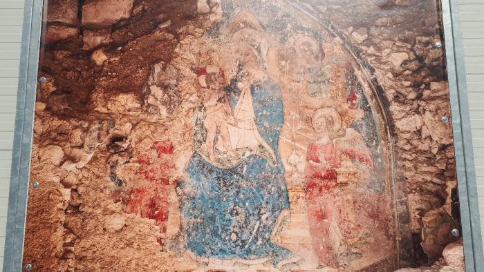 1200-Norcia-San-Benedetto-in-ricostruzione-set-2022-Foto-Stefano-Miliani-foto-affresco-20220921_142915-700x394