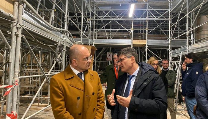 Soprintendente-Paolo-Iannelli-e-il-Commissario-Guido-Castelli-fiaccola-benedettina-2023-Cripta-Basilica-San-Benedetto-norcia