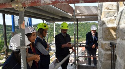 Cittadini in visita alla Torre Civica di Amatrice; l’orologio fermo alle 3:36 riparte