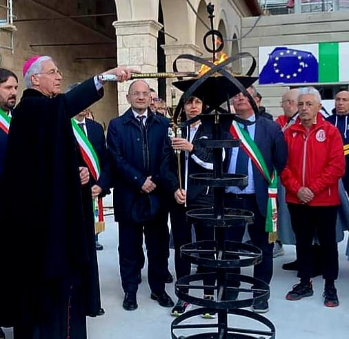 mons. Boccardo accende Fiaccola presso la Basilica di San Benedetto a Norcia