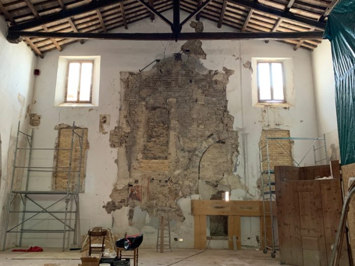 ART-BONUS-PER-IL-TERREMOTO-CASTIGNANO (AP)-AFFRESCHI-CHIESA SS PIETRO PAOLO APOSTOLI-Fig-2_parete altare maggiore