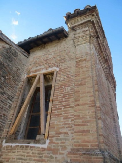 Chiese-FEC-Santa-Chiara-Sarnano-foto-11-finestra lato ovest-vela-campanile-lesioni-piattabanda