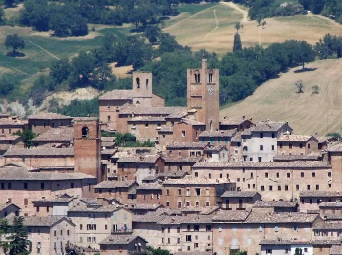 Chiese-FEC-Santa-Chiara-Sarnano-foto-1_vista nucleo storico