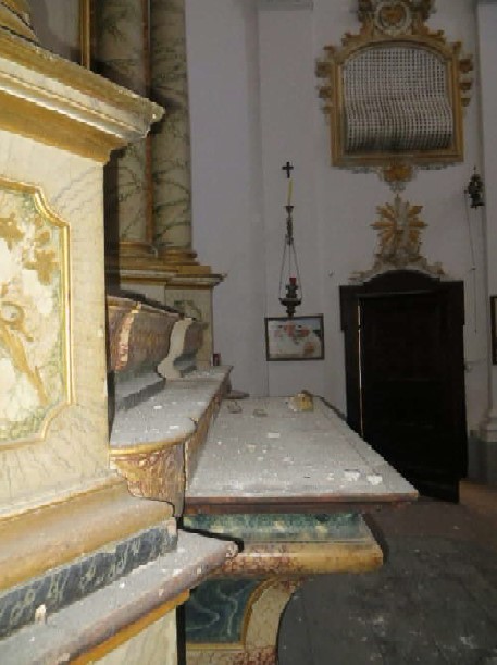Chiese-FEC-Santa-Chiara-Sarnano-foto-9_altare maggiore, frammenti di stucchi dorati caduti a terra