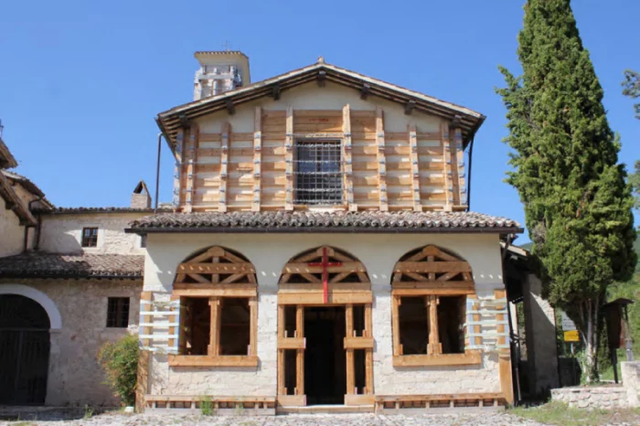 Chiese-FEC-Santa Maria Costantinopoli-Cerreto di Spoleto- Opere di messa in sicurezza della facciata post sisma 2016 (foto ottobre 2021)-fonte coune di cerreto